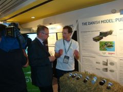 Český ministr životního prostředí Ladislav Miko se na výstavě provázející Zelený týden v Bruselu seznamuje s tím, jak funguje dánský závod na produkci bioplynu.