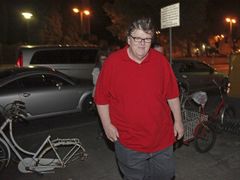 Michael Moore čeká na vodní taxi na benátském festivalu