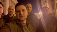 Ve stejný den natočil ukrajinský prezident Volodymyr Zelenskyj video z ulic Kyjeva. "Všichni jsme tady. Bráníme naši nezávislost. Naši zemi. A tak to bude i nadále," prohlásil a odmítl Ukrajinu opustit. Pomoc s evakuací mu přitom nabízely například Spojené státy. "Podle informací, které máme, mě nepřítel označil za cíl číslo jedna a mou rodinu za cíl číslo dvě," dodal.