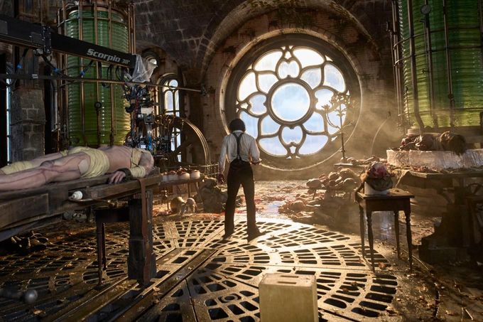 Oscar Isaac jako ambiciózní vědec ve snímku Frankenstein.