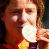 Holandská silniční cyklistka Marianne Vosová líbá zlatou olympijskou medaili po vítězství na OH 2012 v Londýně.