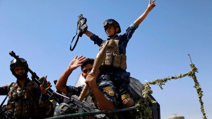 Člen irácké policie v Mosulu.