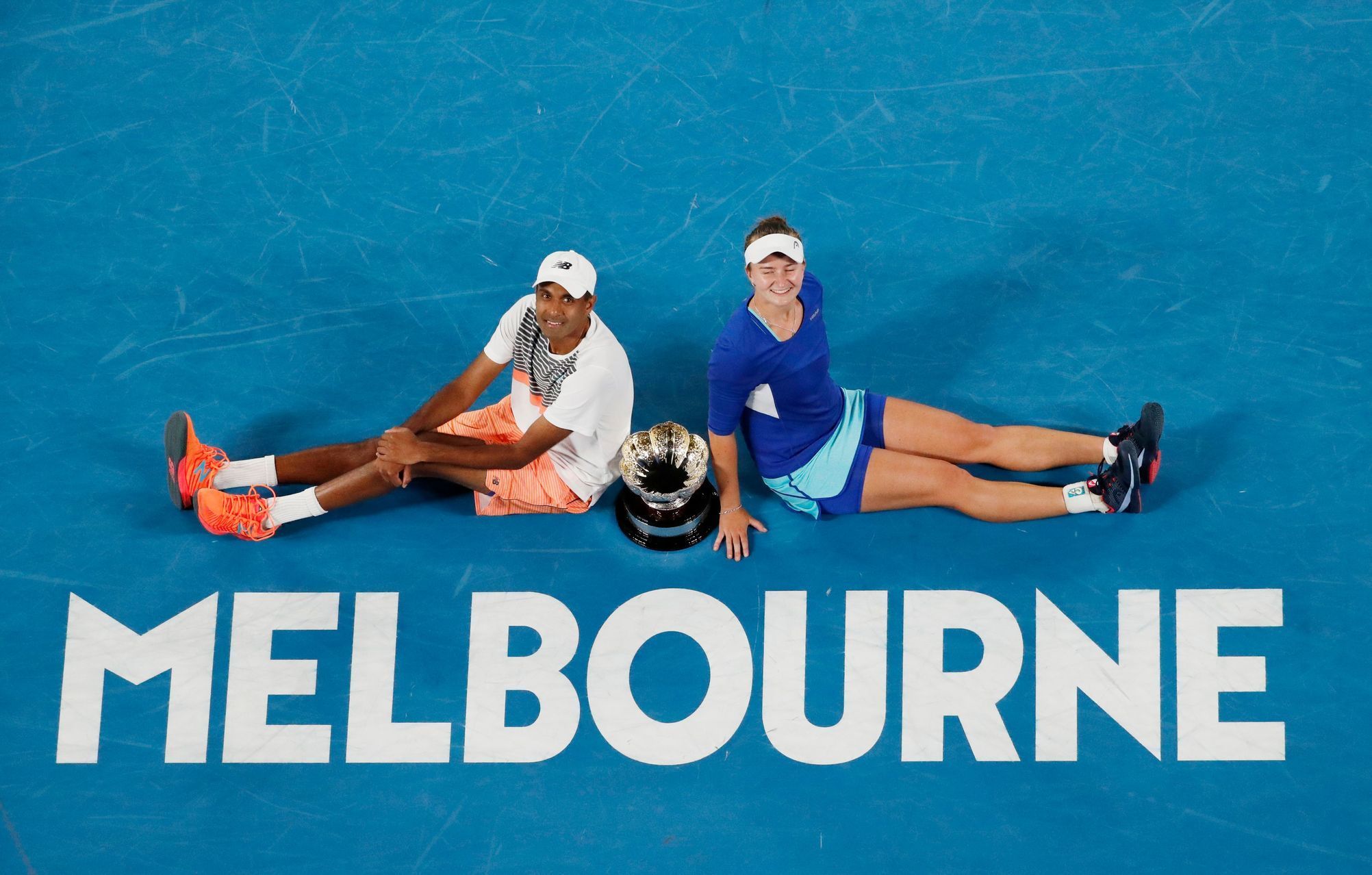 Barbora Krejčíková a Rajeev Ram slaví triumf ve finále smíšené čtyřhry na Australian Open 2021