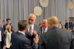 Žádám omluvu! Kamera vklouzla k Macronovi a zachytila, jak si lídři utahují z Trumpa