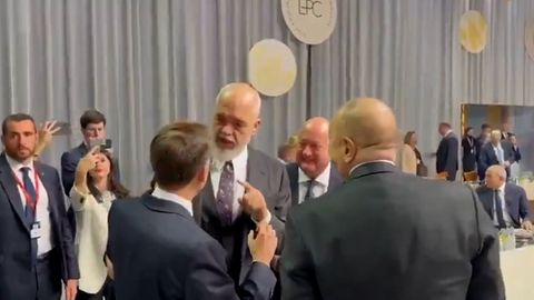 Žádám omluvu! Kamera vklouzla k Macronovi a zachytila, jak si lídři utahují z Trumpa