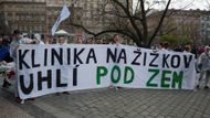 Počet demonstrantů se postupně rozrostl ze zhruba 300 až na přibližně tisícovku.