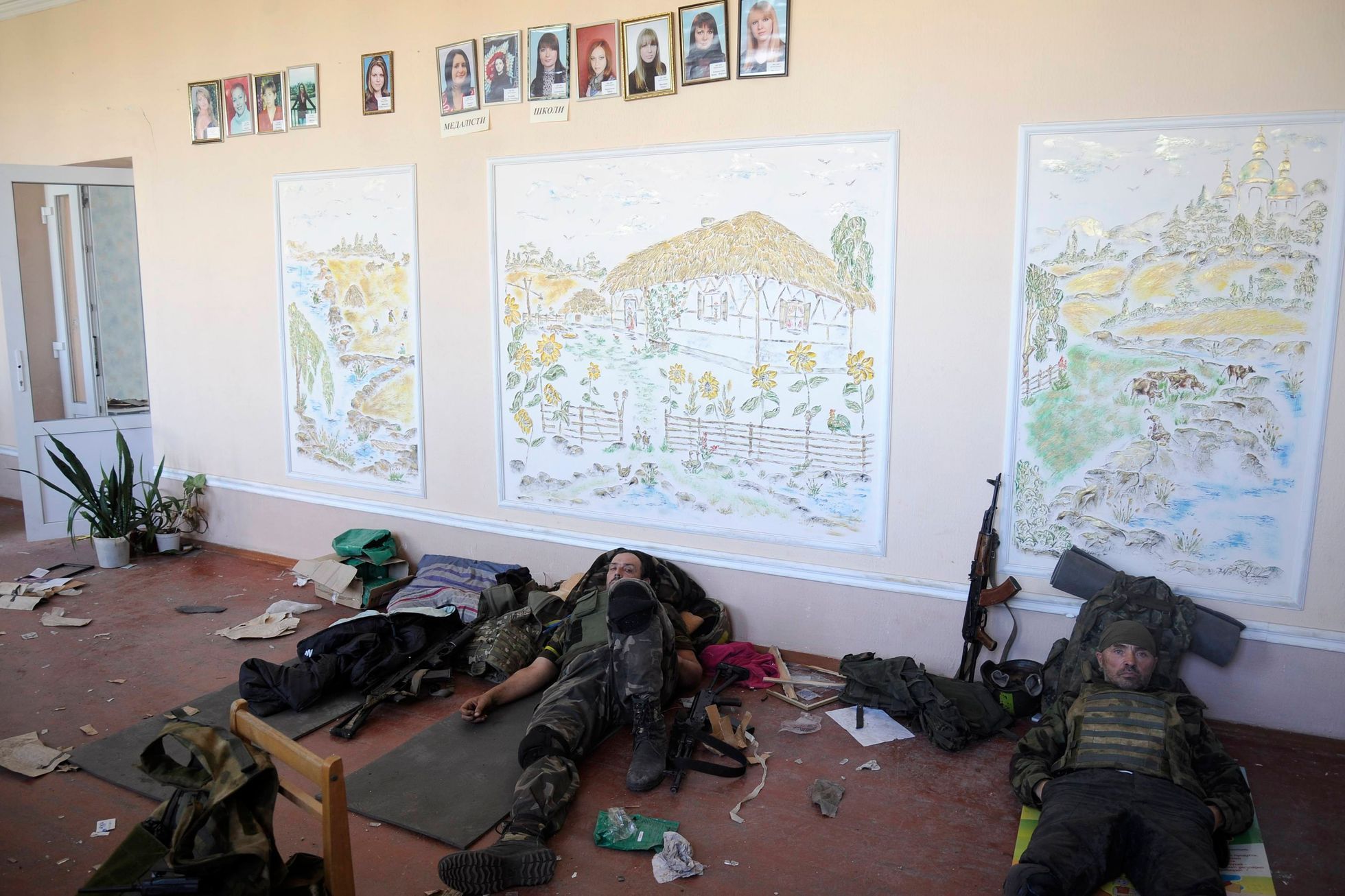 Ukrajina - ukrajinští vojáci odpočívají v budově školy v Ilovajsku