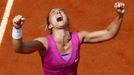 Italská tenistka Sara Erraniová se raduje z vítězství nad Němkou Angelique Kerberovou během čtvrtfinále French Open 2012