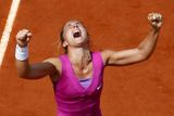 Italská tenistka Sara Erraniová se raduje z vítězství nad Němkou Angelique Kerberovou, kterou v prvním setu překonala 6:3 a ve druhém jí zdolala až v tiebreaku.
