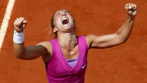 Italská tenistka Sara Erraniová se raduje z vítězství nad Němkou Angelique Kerberovou během čtvrtfinále French Open 2012
