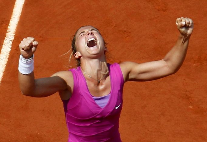 Italská tenistka Sara Erraniová se raduje z vítězství nad Němkou Angelique Kerberovou během čtvrtfinále French Open 2012