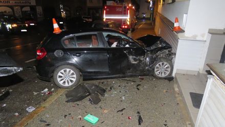 Opilá řidička nabourala zaparkované auto a najela do služebny policie
