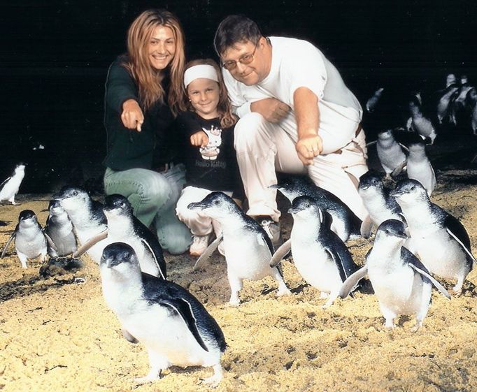 Iveta Chmielová Dalajková na fotografii s manželem, dcerou a tučňáky