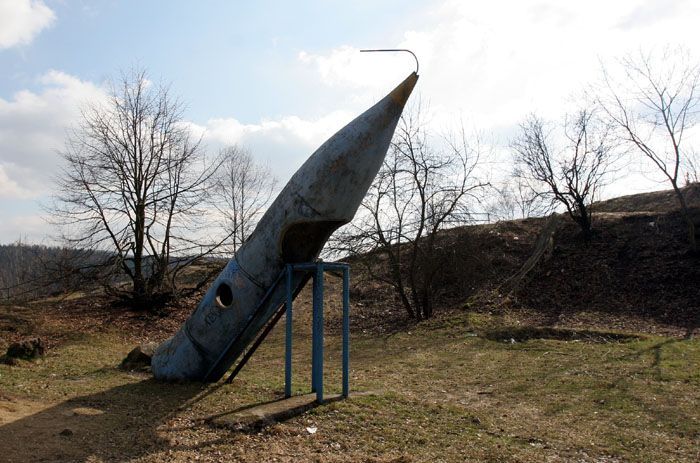 Betonová raketa na dětském hřišti