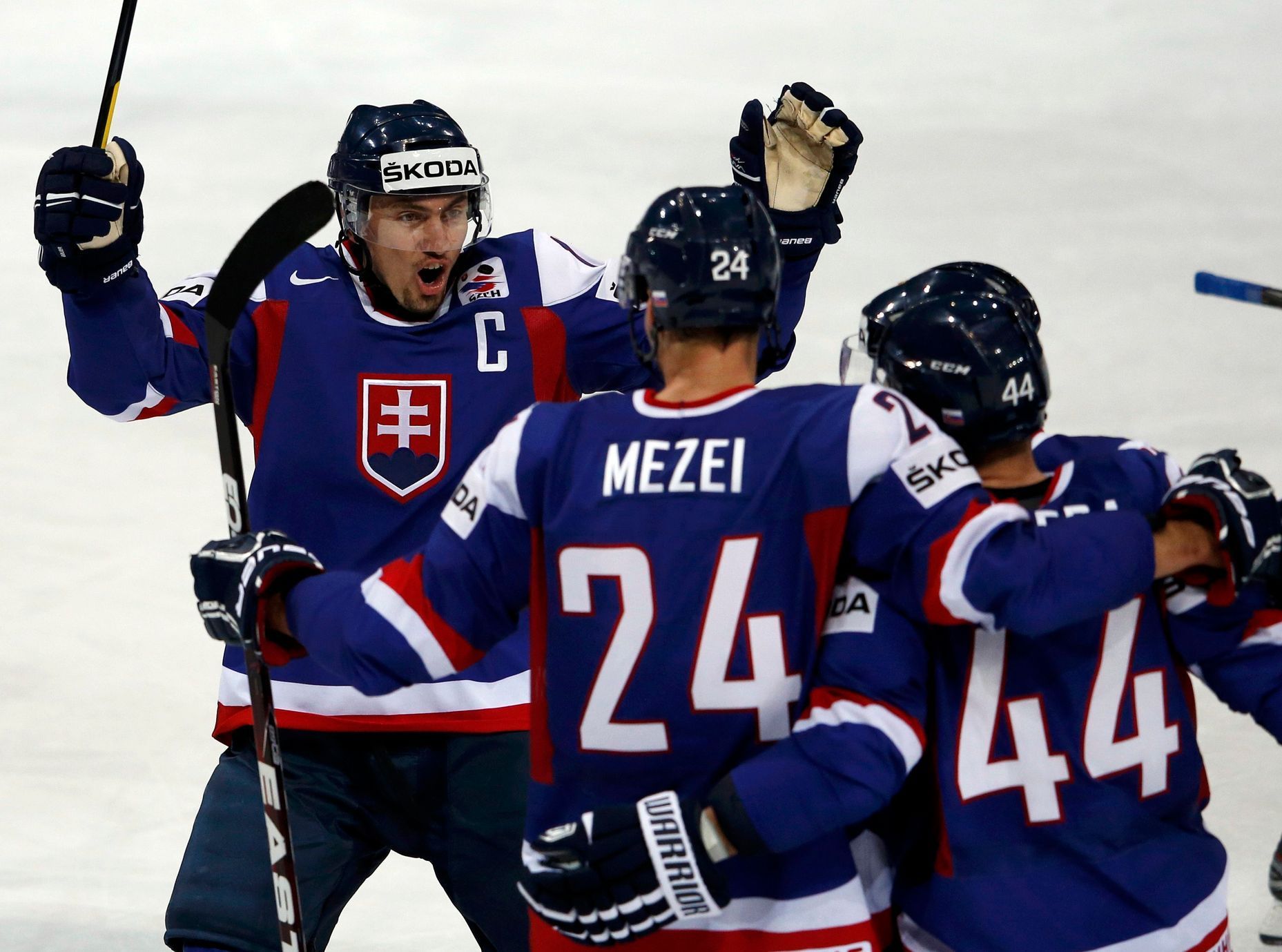 Hokej, MS 2013, Finsko - Slovensko: Miroslav Šatan (vlevo), Branislav Mezei a  Peter Ölvecký slaví gól na 2:3