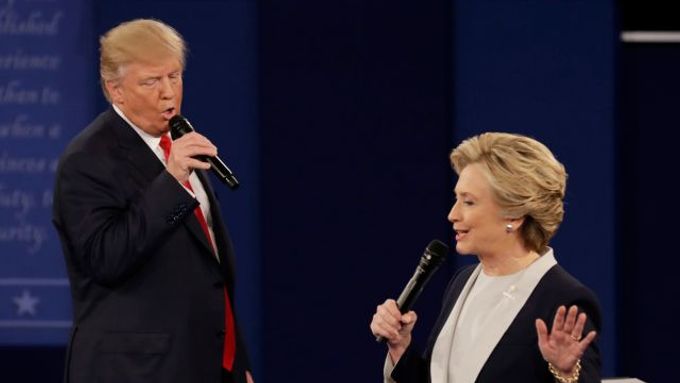 Prezidentští kandidáti Donald Trump a Hillary Clintonová během televizní debaty v USA v roce 2016.