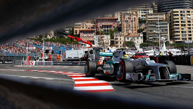 Nico Rosberg vyhrál kvalifikaci v Bahrajnu i Barceloně, taktéž v Monaku útočí na hattrick.