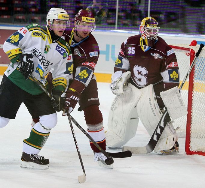 Hokejisté klubu HC Sparta Praha Michal Broš (uprostřed) a Marek Schwarz v prvním kole hokejové Tipsport extraligy 2012/13 s Energií Karlovy Vary.