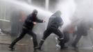 Arcelor Mittal workers from several Liege steel plants clash with riot policemen during a demonstration outside the Walloon Region parliament in Namur January 29, 2013. Arcelor Mittal, the world's largest steel producer, plans to shut a coke plant and six finishing lines at its site in Liege, Belgium, affecting 1,300 employees, the group said last week. REUTERS/Yves Herman (BELGIUM - Tags: CIVIL UNREST BUSINESS EMPLOYMENT COMMODITIES) Published: Led. 29, 2013, 2:02 odp.