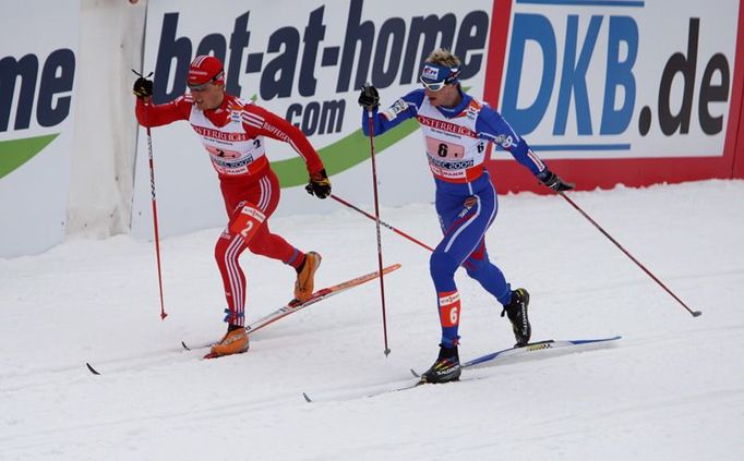 Martin Jakš (v modrém) v souboji se Švýcarem Valerio Leccardim v nájezdu na stadion ve Vesci.