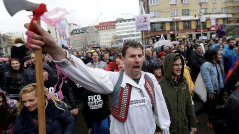 Dost bylo Fica! Odejděte! Proti korupci v Bratislavě pochodovaly tisíce Slováků