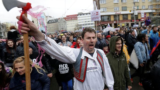 Tisíce lidí se v úterý zapojily v Bratislavě do pochodu proti korupci. Akci organizovali studenti. Chtěli poukázat na údajné neřešení korupčních kauz.