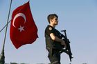 Čistky v Turecku pokračují. Úřady vydaly zatykač na 42 novinářů, propouštějí i aerolinky