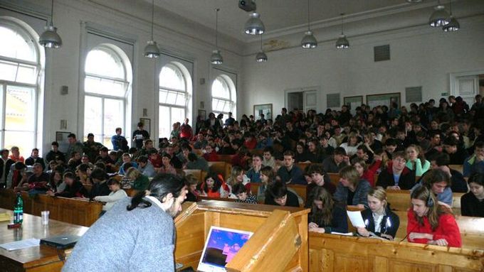 Posluchárny Matematicko-fyzikální fakulty Univerzity Karlovy v Praze byly přeplněné návštěvníky Jednoho dne s fyzikou.