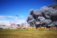 Velký požár zasáhnul vrakoviště u Ostravy, hasiči vyhlásili zvláštní stupeň poplachu