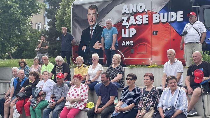 Tady Babiš, volal šéf ANO mobilem na přání voličů. Seniorky usilovaly o společné foto