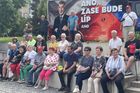 Tady Babiš, volal šéf ANO mobilem na přání voličů. Seniorky usilovaly o společné foto
