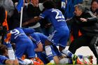 FOTO Euforie na Stamford Bridge, Mourinho běžel k praporku