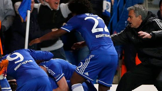 FOTO Euforie na Stamford Bridge, Mourinho běžel k praporku