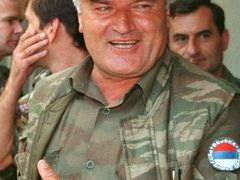 Archivní snímek Ratka Mladiče, který stále uniká spravedlnosti