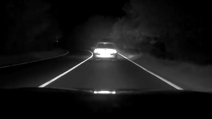 Opilý a zdrogovaný ujížděl policii 150kilometrovou rychlostí. Pak se schovával v keři; Zdroj foto: Policie ČR