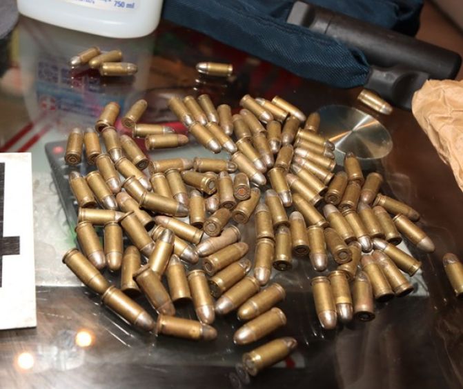 Moravskoslezští kriminalisté z toxi-týmu zasáhli proti výrobcům drog na Frýdecko-Místecku a Ostravsku. Během domovní prohlídky objevili i střelné zbraně. | Foto: KŘP Moravskoslezského kraje, Policie ČR