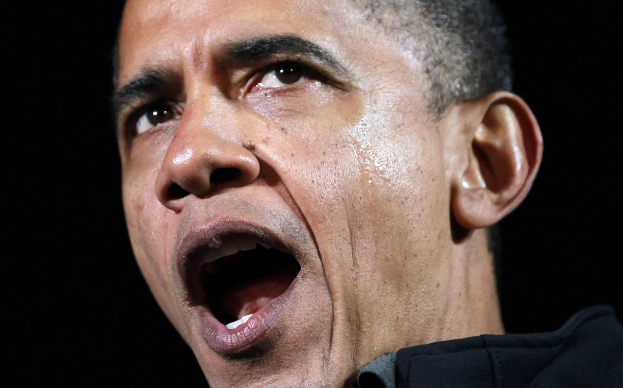 Obama uronil slzu a ukončil kampaň, Romney ještě bojuje