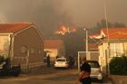 Hasiči především v Chorvatsku bojují s rozsáhlými lesními požáry. Podle tamních úřadů je situace kritická.