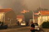 Hasiči především v Chorvatsku bojují s rozsáhlými lesními požáry. Podle tamních úřadů je situace kritická.