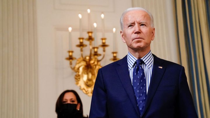 Biden triumfuje obřím záchranným balíkem. Smír mezi demokraty je ale u konce