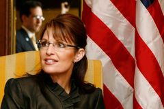 Palinová končí v čele Aljašky, možná kvůli Bílému domu