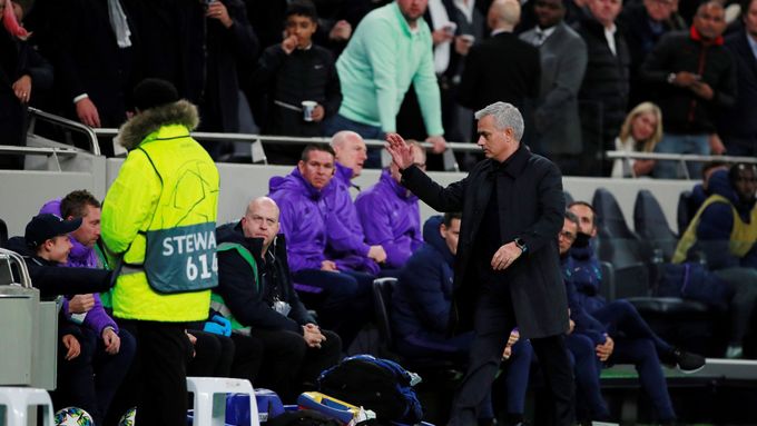 José Mourinho si jde plácnout s podavačem míčů