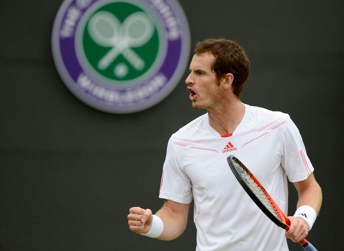 Britský tenista Andy Murray se raduje z vítězství nad Chorvatem Marinem Čiličem během Wimbledonu 2012.