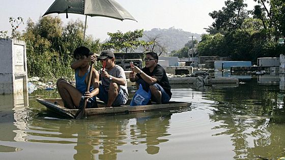 Filipíské dušičky na zaplavených hřbitovech