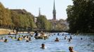 Bathers drift down the Limmat river on a hot summer day during the 49th public swimming event in Zurich August 18, 2012. The Federal Office of Meteorology MeteoSwiss has launched a warning for a heat wave for the weekend until Wednesday August 22. REUTERS/Arnd Wiegmann (SWITZERLAND - Tags: ENVIRONMENT SOCIETY TPX IMAGES OF THE DAY) Published: Srp. 18, 2012, 2:17 odp.