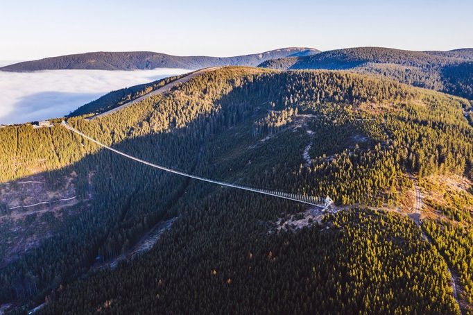 Nevšední podívanou nabízí Nebeský most 721 v masivu Kralického Sněžníku. S délkou lávky 721 metrů jde o nejdelší visutý most na světě.