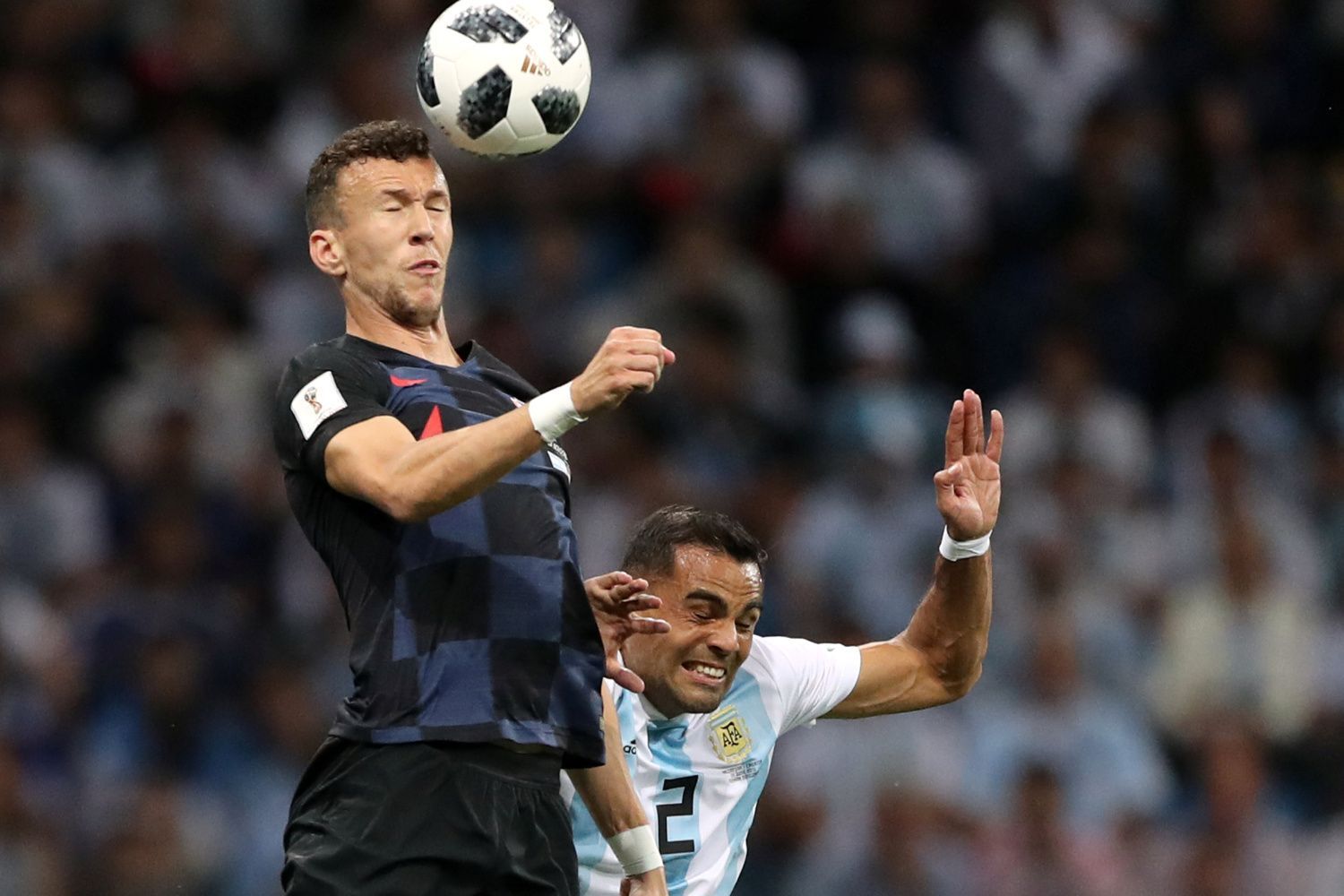 Ivan Perišič a Gabriel Mercado v zápase Argentina - Chorvatsko na MS 2018