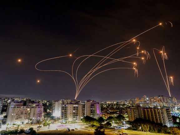 Izraelský protiraketový systém Iron Dome zachycuje rakety vypálené z pásma Gazy, pohled z města Aškelon v Izraeli, 9. října 2023.