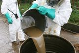Francouzští experti čistí zamořené oblasti na Pobřeží slonoviny - přes 30 000 obyvatel Pobřeží slonoviny mělo vážné zdravotní problémy poté, co byli přiotráveni odpadem dovezeným z Evropy.