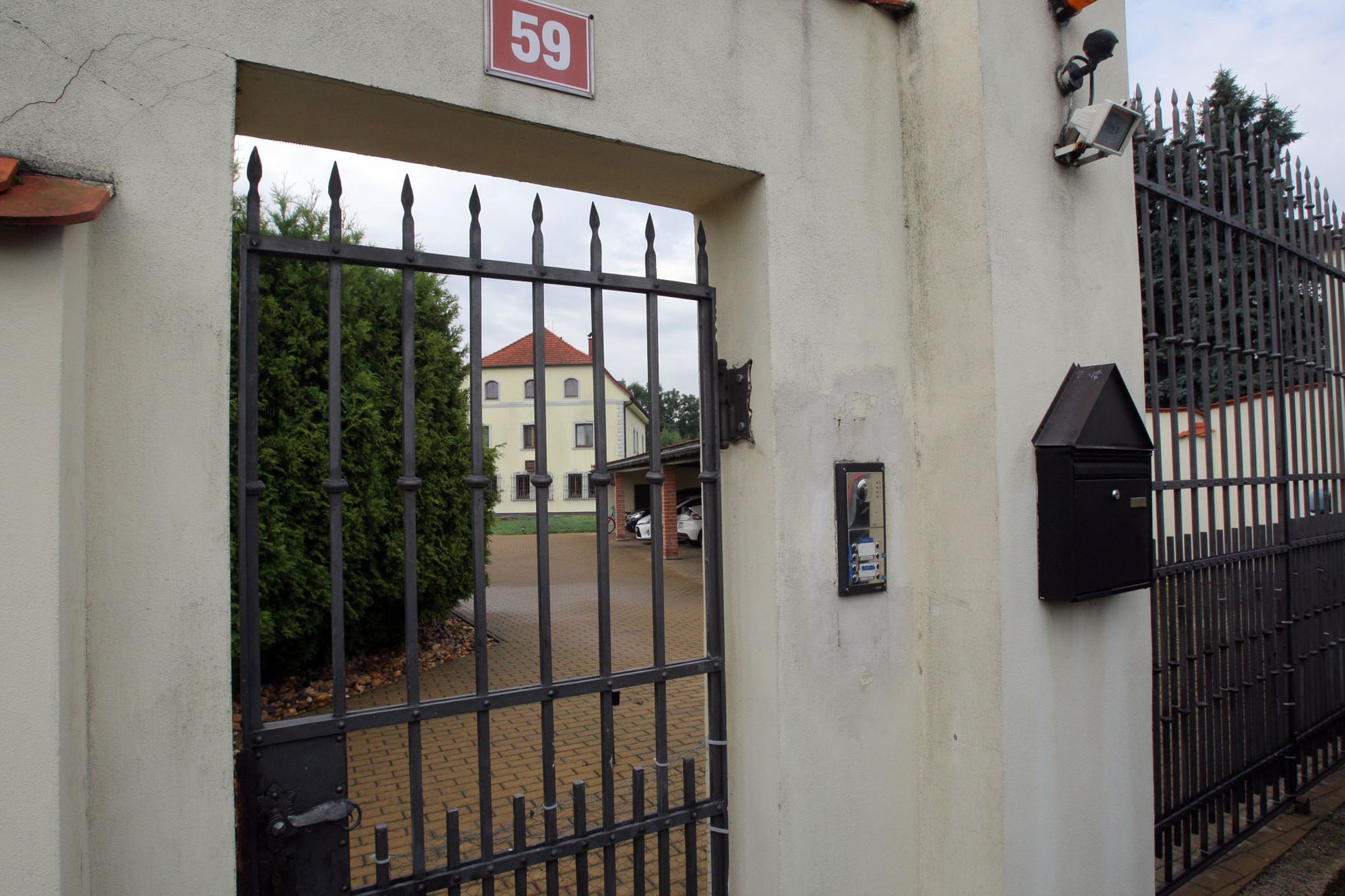 Velkorypadlo před domem Jana Dienstla v Třebívlicích